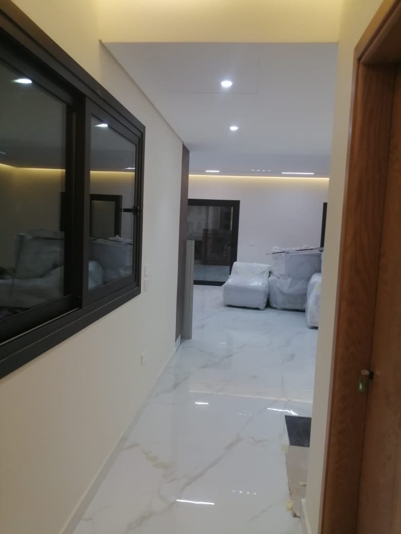 ممر بأرضيات رخام