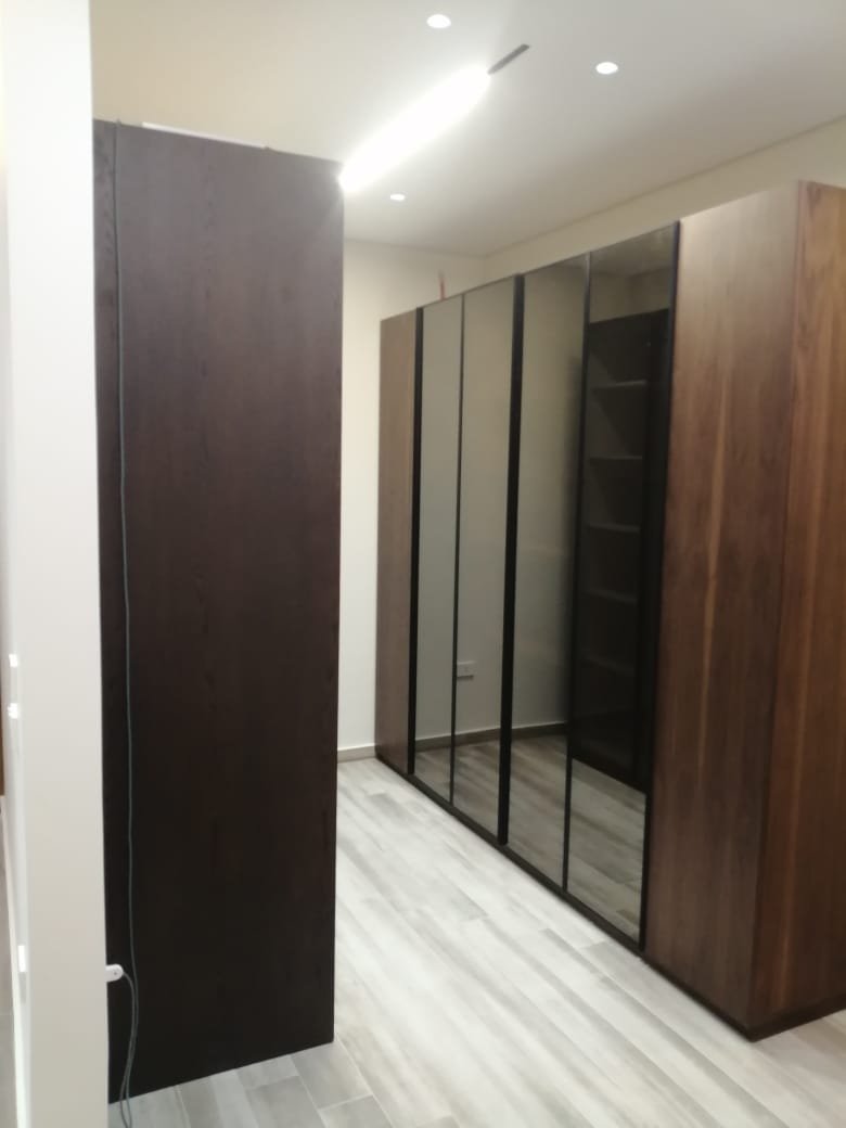 دولاب بأبواب زجاج ومرايا