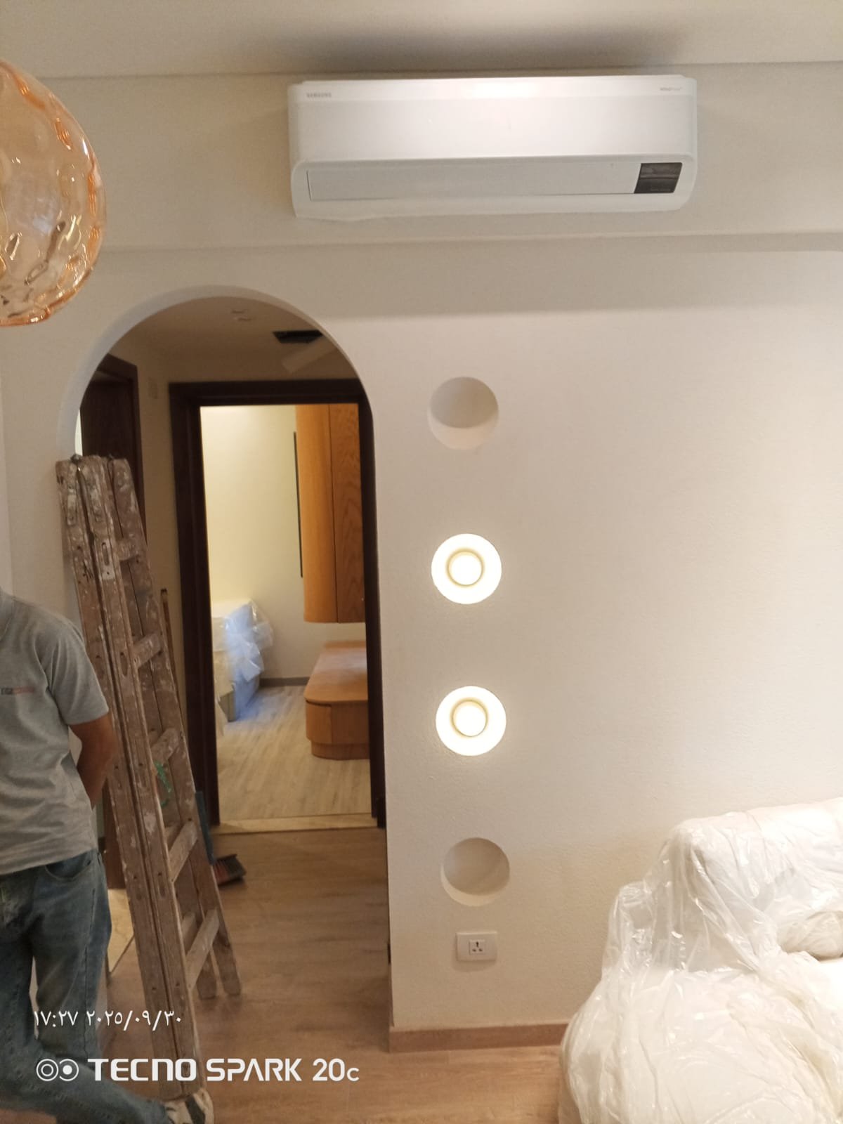 جدار منحوت بقوس وإضاءة دائرية