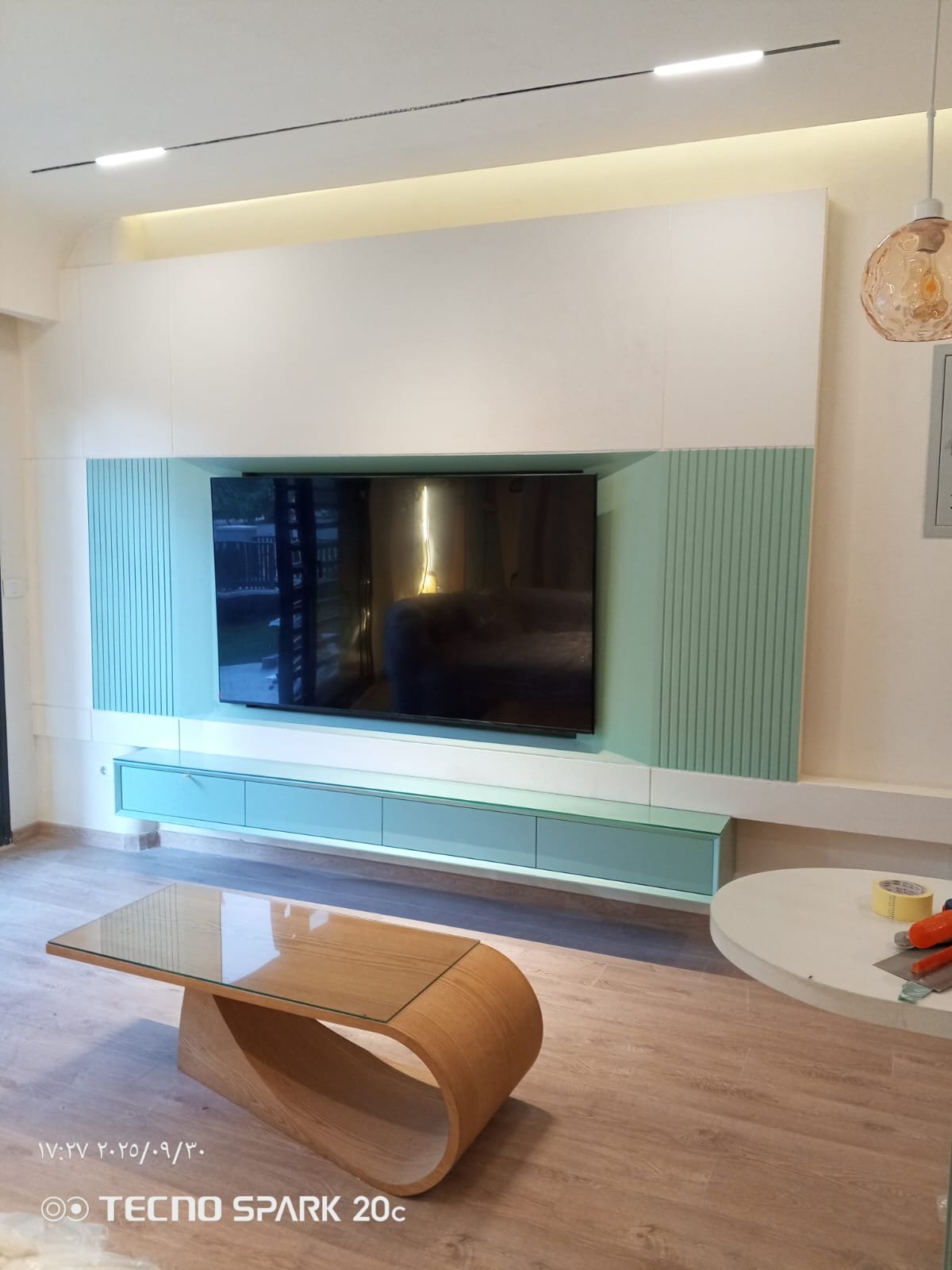 وحدة تلفزيون بألوان النعناع