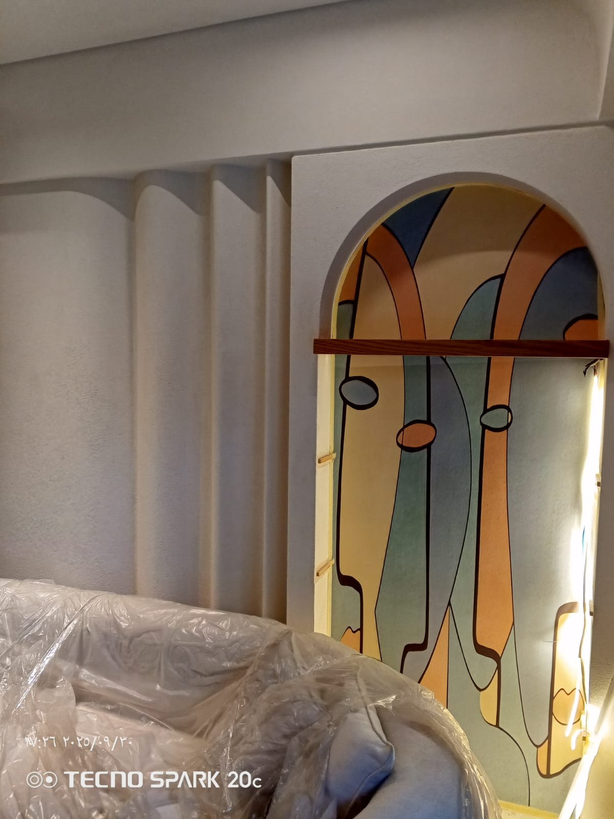 نيش زجاج معشق مع أعمدة جبسية