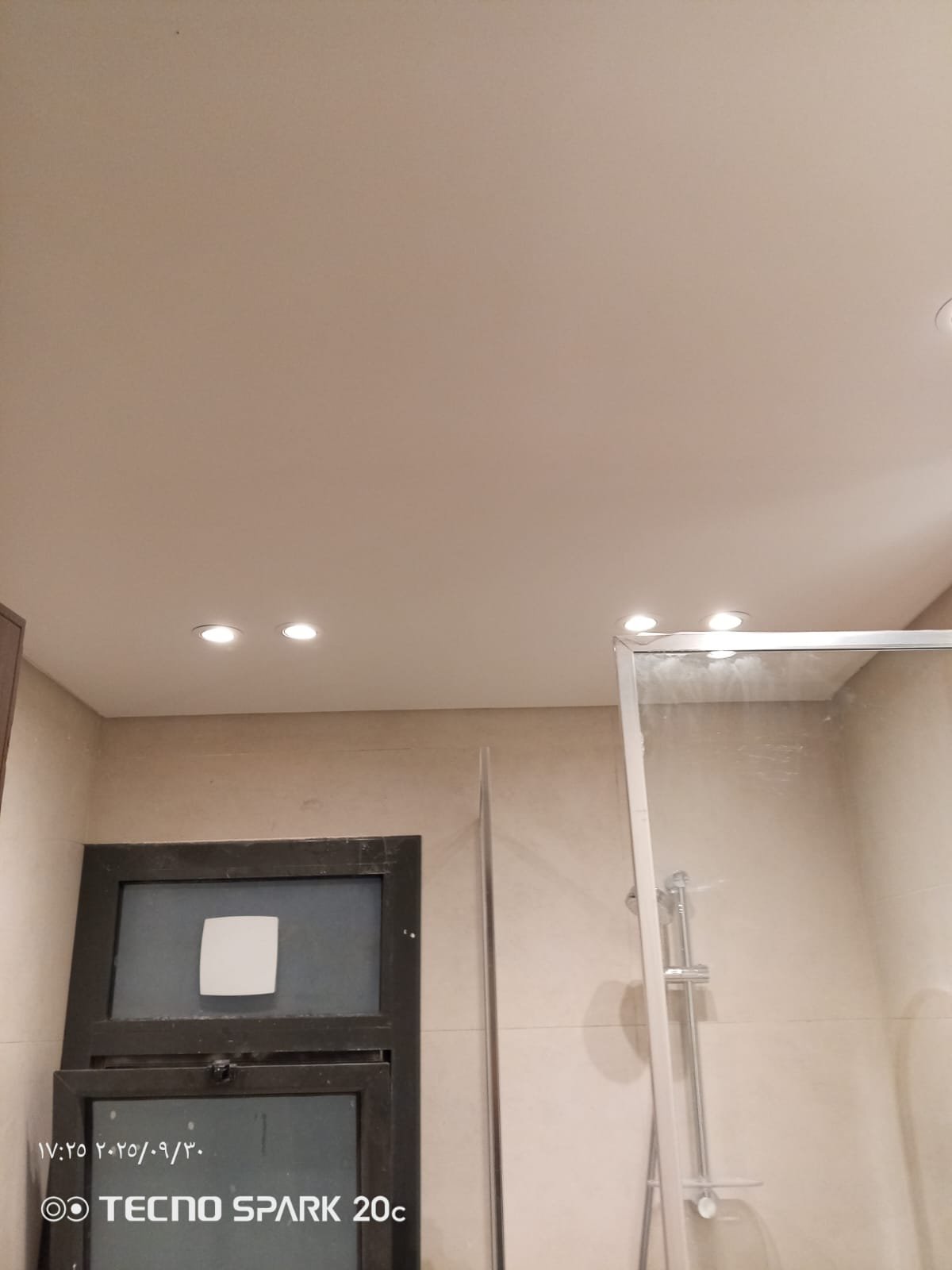 سقف حمام بسبوتات مدمجة