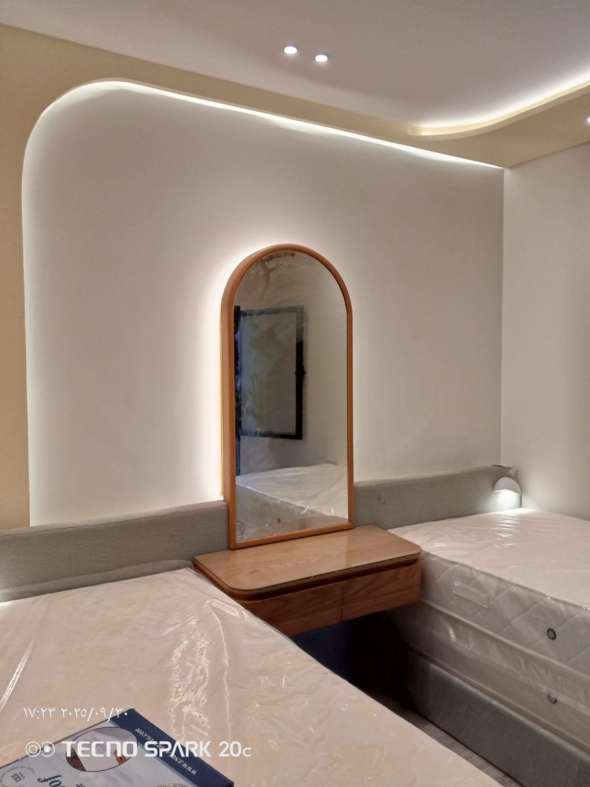 غرفة نوم بسقف جبس ومرآة